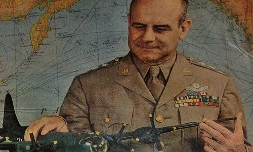 9. James Doolittle sinh ra ở California (Mỹ). Năm 1942 ông tham gia oanh tạc thủ đô Tokyo của phát xít Nhật.