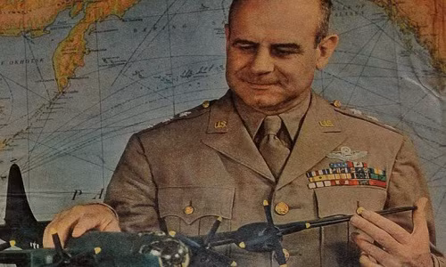 9. James Doolittle sinh ra ở California (Mỹ). Năm 1942 ông tham gia oanh tạc thủ đô Tokyo của phát xít Nhật.