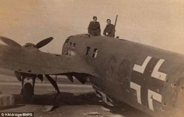 Những người lính thuộc quân Đồng minh chụp ảnh trên một chiếc máy bay sau khi diễn ra cuộc đổ bộ lên Normandy. Mời quý độc giả xem video: Tiếp tục truy tìm tội phạm chiến tranh thời phát xít Đức (nguồn: VTC14)