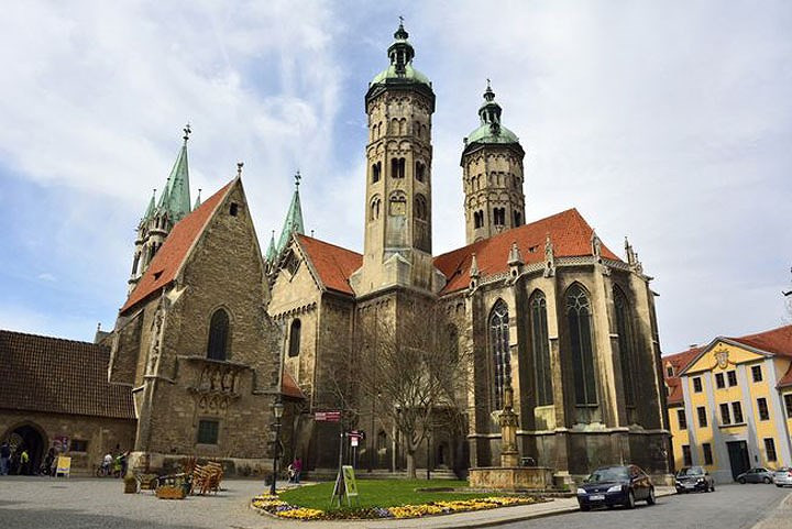 Nhà thờ Naumburg, Đức: Nhà thờ Naumburg nằm về phía đông của Thuringian Basin được xây dựng từ năm 1028 với lối kiến trúc thời Trung cổ, tổng hợp của cấu trúc La Mã và Gothic. Dàn hợp xướng và các tác phẩm điêu khắc có kích thước như ngoài đời là những kiệt tác của xưởng điêu khắc mà ngày nay được biết dưới cái tên là “Bậc thầy Namburg”.