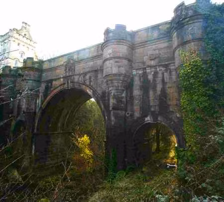 Nằm ở Milton, Dumbarton, Scotland, Overtoun được mọi người biết đến là cây cầu ma quái khét tiếng thế giới.