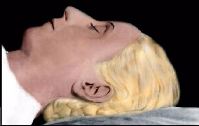 Theo đó, máu và nước trong thi hài Đệ nhất phu nhân Perón được thay thế toàn bộ bằng dung dịch glycerin. Các cơ quan nội tạng, bộ não đều được lấy ra ngoài và bảo quản cẩn thận. Nhờ vậy, thi hài của bà còn vẹn nguyên theo thời gian. Mời quý độc giả xem video: Lễ rước thi hài và viếng ông Mandela tại phủ Tổng thống Nam Phi (nguồn: VTC14)