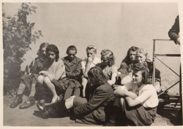 Sau khi bị bắt giữ, không ít phụ nữ phục vụ tại các trại tập trung của phát xít Đức phải đối mặt với những cáo buộc tàn sát người vô tội trong Chiến tranh thế giới 2.