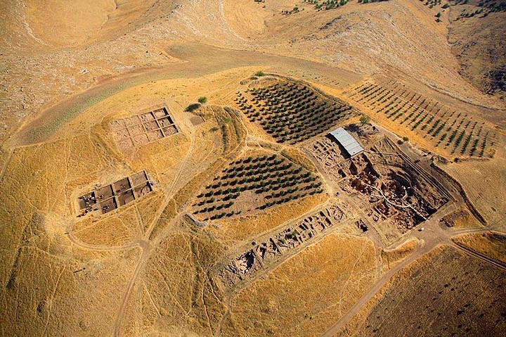 Göbekli Tepe (Thổ Nhĩ Kỳ): Thuộc dãy núi Germuş về phía đông nam Anatolia, Göbekli Tepe lưu giữ những kiến trúc cổ hình tròn và hình chữ nhật, do những người thợ săn xây dựng vào khoảng giữa năm 9.600 đến 8.200 trước Công nguyên. Những di tích này xây dựng được sử dụng liên quan đến các nghi thức tang lễ.