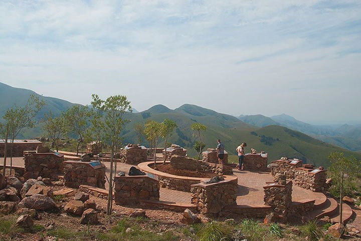 Núi Barberton Makhonjwa: Vùng núi này nằm về phía đông bắc Nam Phi, khu vực này bao gồm 40% đá Barberton Greenstone, một trong những cấu trúc địa chất cổ xưa nhất trên thế giới. Barberton còn chứa đựng thành phần đá núi lửa với niên đại khoảng 3,6 đến 3,25 tỷ năm, khi lục địa đầu tiên bắt đầu hình thành trên trái đất.