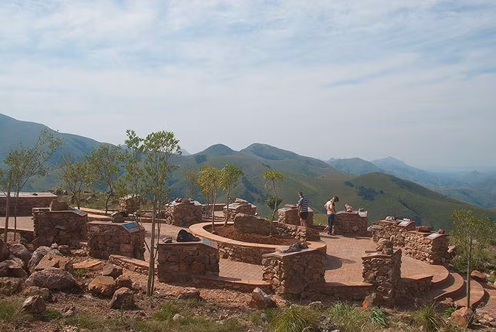 Núi Barberton Makhonjwa: Vùng núi này nằm về phía đông bắc Nam Phi, khu vực này bao gồm 40% đá Barberton Greenstone, một trong những cấu trúc địa chất cổ xưa nhất trên thế giới. Barberton còn chứa đựng thành phần đá núi lửa với niên đại khoảng 3,6 đến 3,25 tỷ năm, khi lục địa đầu tiên bắt đầu hình thành trên trái đất.