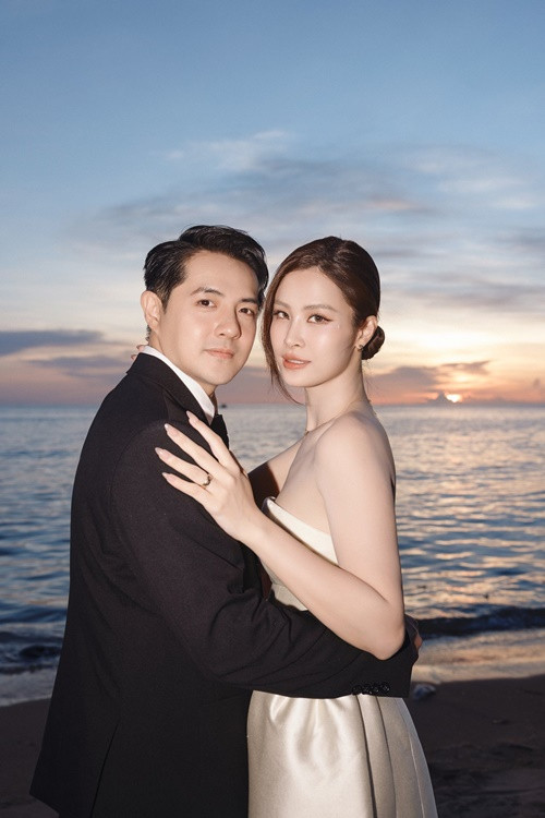 Đông Nhi từng tiết lộ thu nhập của hai vợ chồng mỗi năm có thể xây nhà, mua xe hơi, vẫn đảm bảo nuôi công ty với 40 nhân viên, làm thêm những dự án, nhóm nhạc...Ông Cao Thắng và Đông Nhi hiện tại sở hữu 1 căn biệt thự thuộc khu đô thị sang trọng tại Quận 7, TP HCM, 1 căn biệt thự view biển tại Phan Thiết, 1 căn hộ cao cấp ở TP HCM, có giá hơn 300 triệu đồng/m2. Ảnh: FB Đông Nhi.