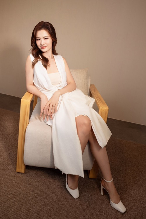 Trong nhóm Gia đình văn hóa, Đông Nhi được cho là “phú bà”. Nữ ca sĩ sinh trưởng trong một gia đình không mấy khá giả. Từ một cô gái nhà nghèo, cô có hành trình khá dài để trở thành nữ ca sĩ nổi tiếng. Sau đó, Đông Nhi kết hôn với Ông Cao Thắng - một thiếu gia. Ảnh: FB Đông Nhi.