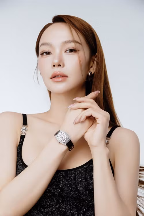 Nữ ca sĩ Minh Hằng bước chân vào lĩnh vực nghệ thuật từ năm 16 tuổi với vai trò ca sĩ. Cô còn là diễn viên. Ngoài ra, Minh Hằng đắt show quảng cáo. Thậm chí, cô từng được mệnh danh "Nữ hoàng quảng cáo" khi làm đại sứ thương hiệu cho rất nhiều nhãn hàng. Theo tiết lộ, một hợp đồng quảng cáo dầu gội đầu của Minh Hằng có giá trị lên tới hơn 1 tỷ đồng. Ảnh: FB Minh Hằng.