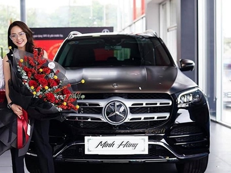 Minh Hằng sở hữu nhiều xe hơi. Đầu năm 2021, nữ ca sĩ tậu xế hộp giá 5,5 tỷ đồng nhập từ Mỹ. Nữ diễn viên từng chi 6 tỷ đồng để sở hữu chiếc xe hạng sang Porsche Panamera hay xe Lexus có giá khoảng 2,5 tỷ đồng. Ảnh: Dân Việt.