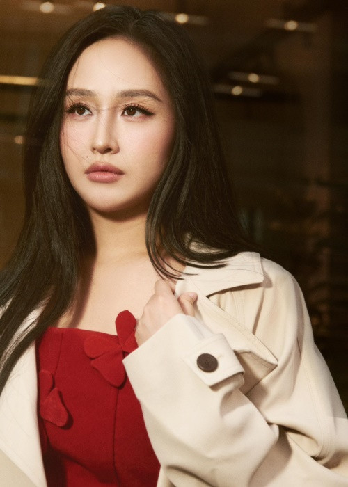 Mai Phương Thúy cũng là “phú bà”. Cô giàu có nhờ đầu tư chứng khoán. Tháng 8/2019, người đẹp công khai đầu tư 10 tỷ đồng để mua trái phiếu của F88. Với khoản đầu tư 10 tỷ đồng cho F88, Vietnamnet đưa tin vào năm 2020, hoa hậu chứng khoán Mai Phương Thúy thu về 2,53 tỷ đồng tiền lãi ở đợt đáo hạn. Ngoài chứng khoán, người đẹp sinh năm 1988 còn làm chủ các cửa hàng, đầu tư vào bất động sản, phim ảnh. Ảnh: FB Mai Phương Thúy.