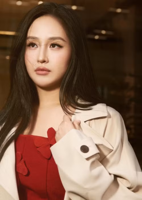 Mai Phương Thúy cũng là “phú bà”. Cô giàu có nhờ đầu tư chứng khoán. Tháng 8/2019, người đẹp công khai đầu tư 10 tỷ đồng để mua trái phiếu của F88. Với khoản đầu tư 10 tỷ đồng cho F88, Vietnamnet đưa tin vào năm 2020, hoa hậu chứng khoán Mai Phương Thúy thu về 2,53 tỷ đồng tiền lãi ở đợt đáo hạn. Ngoài chứng khoán, người đẹp sinh năm 1988 còn làm chủ các cửa hàng, đầu tư vào bất động sản, phim ảnh. Ảnh: FB Mai Phương Thúy.