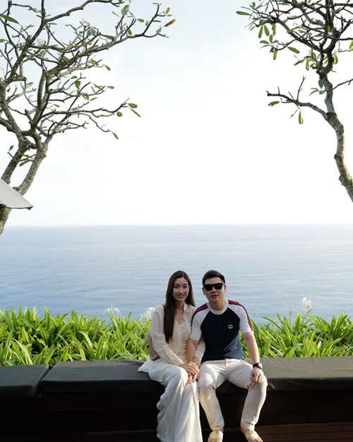 Vợ chồng Đỗ Mỹ Linh bên nhau không rời khi du lịch ở nước ngoài. Ảnh: Instagram Đỗ Vinh Quang.