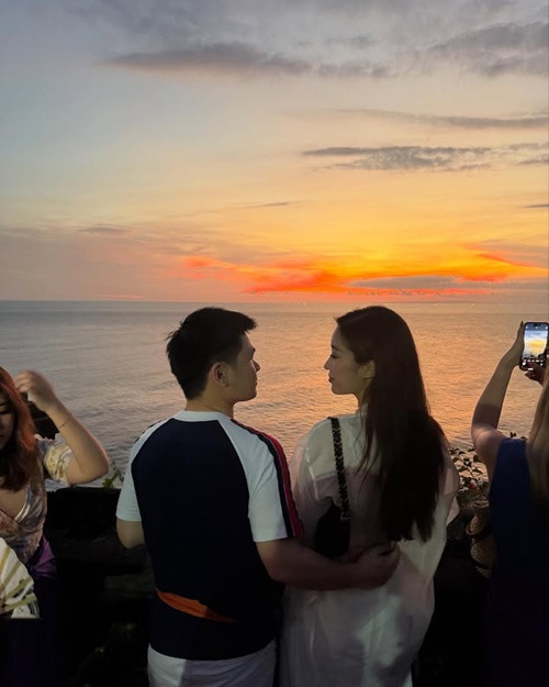 Dưới bài đăng, Mỹ Linh viết: "Ủa anh đăng hình gốc, không chỉnh sửa gì luôn á". Ảnh: Instagram Đỗ Vinh Quang.