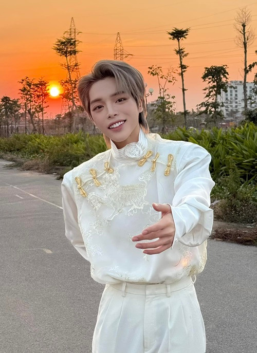 “Món quà không lớn nhưng hy vọng phần nào có thể phụ giúp được các em và gia đình vơi đi chút khó khăn những lúc cần thiết”, Đức Phúc cho hay. Ảnh: FB Đức Phúc.