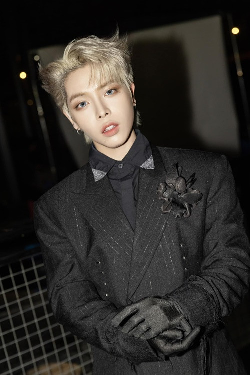 Nam ca sĩ nói thêm: “Những ngày vừa qua, Phúc luôn cảm thấy may mắn, hạnh phúc và biết ơn khi mình được sống trong thời bình. Là một người trẻ, với trái tim yêu nước và tràn đầy sự tự hào khi mình là người Việt Nam, Phúc muốn chia sẻ chút điều nhỏ bé của mình để tỏ lòng biết ơn sâu sắc đến thế hệ cha ông đi trước đã cho mình có ngày hôm nay”. Ảnh: FB Đức Phúc.