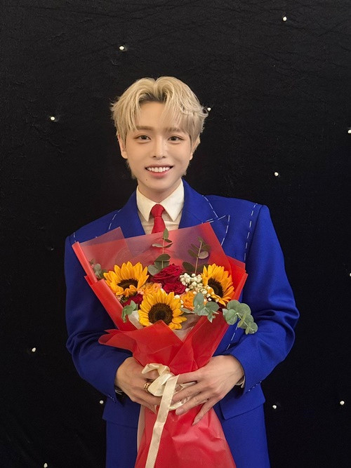 Hiện tại, ê-kíp Đức Phúc đã liên lạc trực tiếp với ban tổ chức chương trình Mái ấm gia đình Việt và sẽ trao tặng 300 triệu đồng cho 30 em nhỏ có hoàn cảnh đặc biệt khó khăn tại mỗi địa điểm ghi hình. Ảnh: FB Đức Phúc.