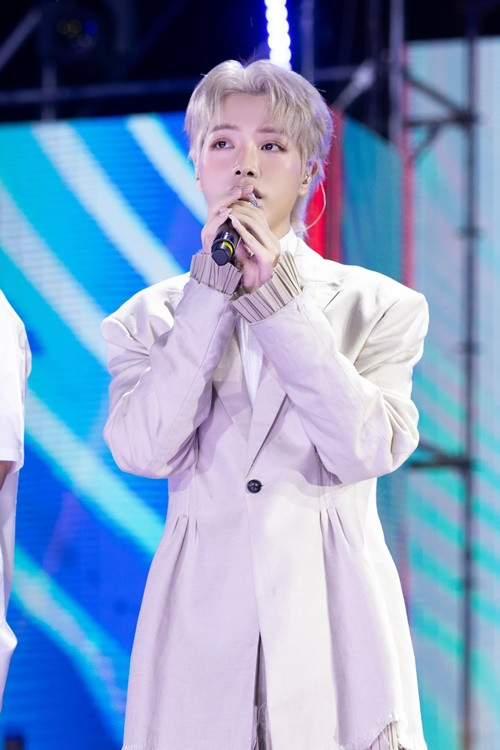 Năm 2015, quán quân Đức Phúc trích số tiền thưởng từ cuộc thi Giọng hát Việt để tặng 7 suất học bổng cho các em hiếu học. Ảnh: FB Đức Phúc.