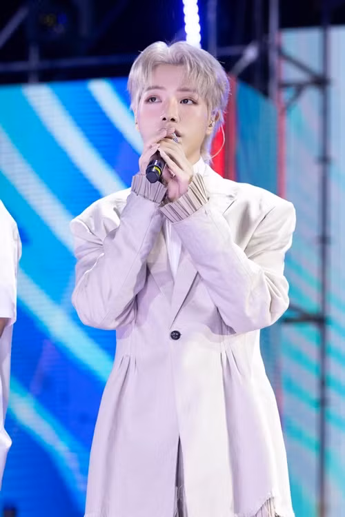 Năm 2015, quán quân Đức Phúc trích số tiền thưởng từ cuộc thi Giọng hát Việt để tặng 7 suất học bổng cho các em hiếu học. Ảnh: FB Đức Phúc.