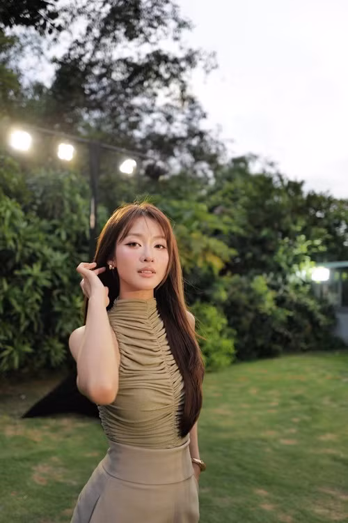 Mới đây, do gương mặt trông khác lạ, Khả Ngân vướng tin đồn dao kéo. Ảnh: FB Khả Ngân.