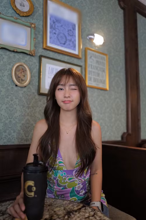 Cô chia sẻ trên trang cá nhân: "Sáng giờ lướt mạng, thấy mọi người nói tôi tiêm, phẫu thuật thẩm mỹ. Không, tôi đẹp tự nhiên nhé. Thời gian qua, tôi ăn uống, chăm sóc kỹ càng. Nên đừng ai đồn tôi ở ẩn đi phẫu thuật thẩm mỹ. Tôi đang bệnh uống thuốc chưa xong nữa". Ảnh: FB Khả Ngân.