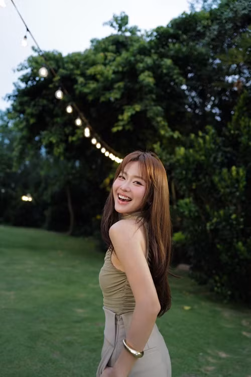 Tại sự kiện, nữ diễn viên 11 tháng 5 ngày diện trang phục kín đáo, trang điểm ngọt ngào. Ảnh: FB Khả Ngân.