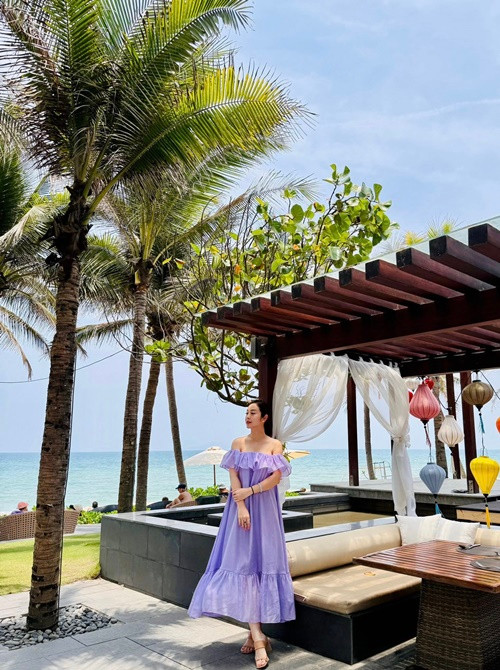 Nữ MC diện váy trễ vai mỏng khoe nhan sắc gợi cảm.