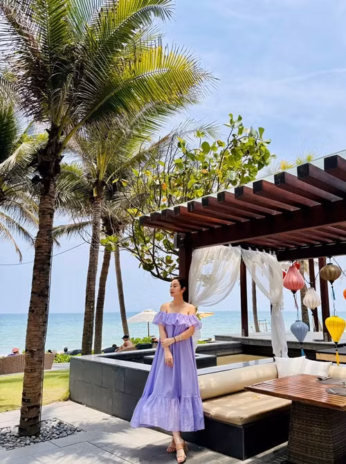 Nữ MC diện váy trễ vai mỏng khoe nhan sắc gợi cảm.