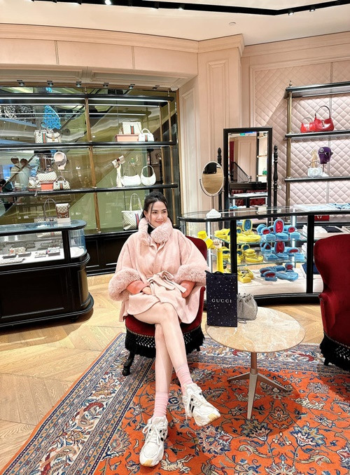 Nữ diễn viên phim Hoa hồng thép thường tự thưởng cho bản thân những chiếc túi hiệu.