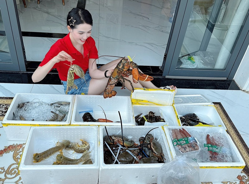 "Khối nhớ mẹ đi về quê ăn lễ với ba mẹ và cái kết. Hỏi anh chị Tư muốn ăn món gì? Anh chị nói: "Hải sản nha con". Thế là em bé chở hải sản về, bị nói quá trời. Ba mẹ nói kêu mang về ăn chứ không phải mang về nấu đám hỏi", Phan Thị Mơ chia sẻ.