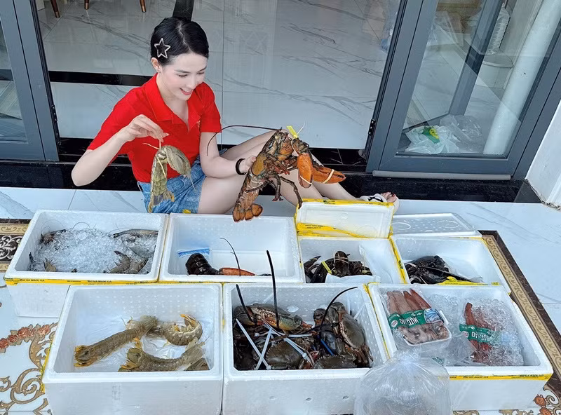 "Khối nhớ mẹ đi về quê ăn lễ với ba mẹ và cái kết. Hỏi anh chị Tư muốn ăn món gì? Anh chị nói: "Hải sản nha con". Thế là em bé chở hải sản về, bị nói quá trời. Ba mẹ nói kêu mang về ăn chứ không phải mang về nấu đám hỏi", Phan Thị Mơ chia sẻ.