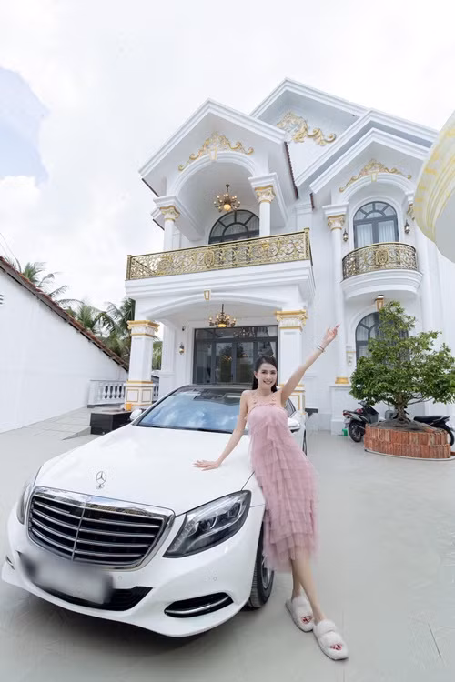 Biệt thự của gia đình Phan Thị Mơ là món quà người đẹp dành cho bố mẹ. Phan Thị Mơ chia sẻ trên VOV, thời điểm quyết định xây nhà, ba mẹ lo lắng, thậm chí từng ngăn cản sợ con gái tốn kém. Ngược lại, Phan Thị Mơ rất mong muốn làm điều gì đó khiến gia đình tự hào. Đến khi căn biệt thự hoàn thành, Phan Thị Mơ lẫn ba mẹ đều bật khóc vì xúc động.