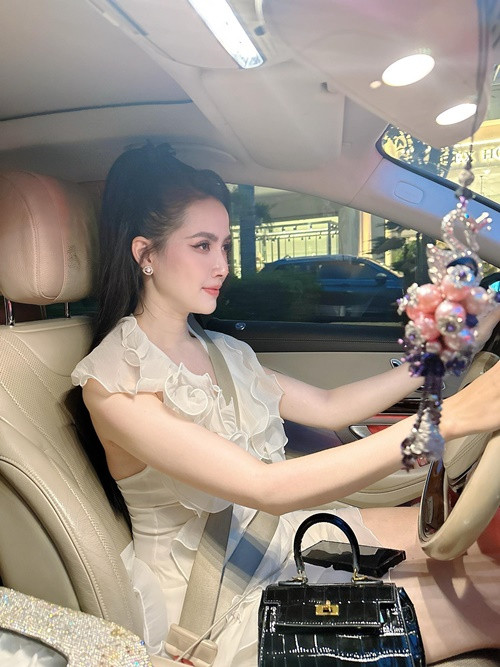 Để tiện cho công việc, người đẹp sinh năm 1990 chủ yếu sống trong căn hộ cao cấp ở TP HCM.