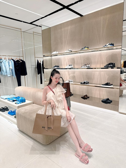 Ở tuổi 35, Phan Thị Mơ có cuộc sống sang chảnh.