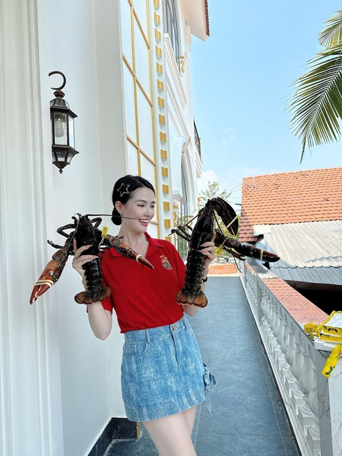 Dịp nghỉ lễ 30/4-1/5, Hoa hậu Phan Thị Mơ từ TP HCM về Tiền Giang thăm bố mẹ. Người đẹp mua nhiều hải sản cho gia đình.