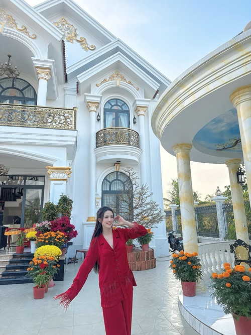 Phan Thị Mơ chia sẻ trên Vietnamnet, cô tham gia trực tiếp vào mọi khâu. "Thậm chí đồ nội thất đều tự mua, trang trí nên giờ tôi nhớ hết vị trí những vật dụng, giá tiền từng món”, cô nói.