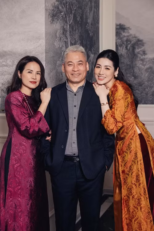 Bố đẻ của Á hậu Tú Anh có ngoại hình phong độ.