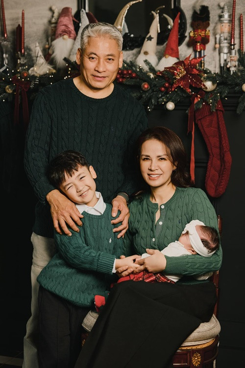 Nàng hậu khoe ảnh bố mẹ chụp ảnh cùng hai con của cô nhân dịp Giáng sinh năm 2024.