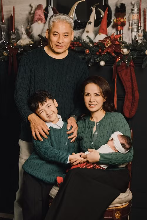 Nàng hậu khoe ảnh bố mẹ chụp ảnh cùng hai con của cô nhân dịp Giáng sinh năm 2024.
