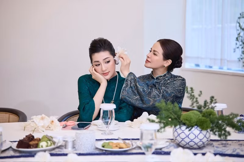 Nhan sắc mẹ ruột của Á hậu Tú Anh - bà Khuê Tú gây chú ý. Nhiều khán giả khen ngợi bà Khuê Tú sở hữu nhan sắc mặn mà, quý phái ở tuổi 53.