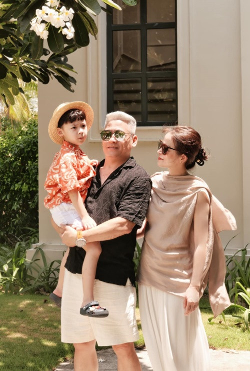 Bố mẹ đẻ Tú Anh cưng chiều các cháu.