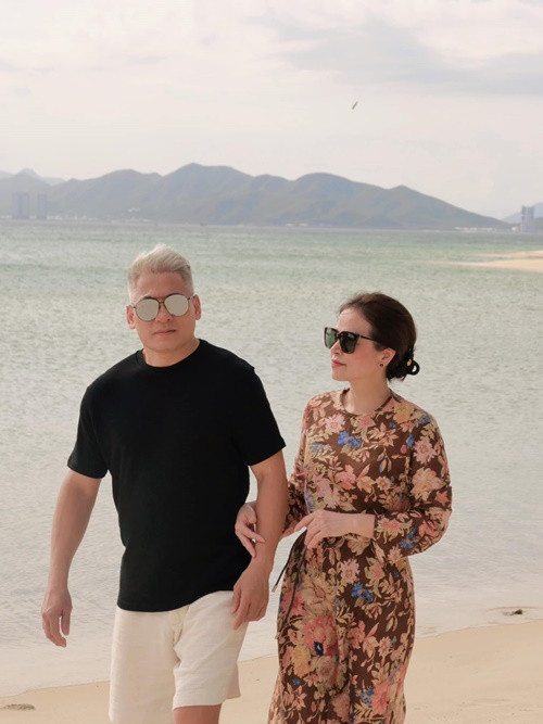 Tú Anh thường xuyên khoe ảnh bố mẹ ruột trên mạng xã hội.