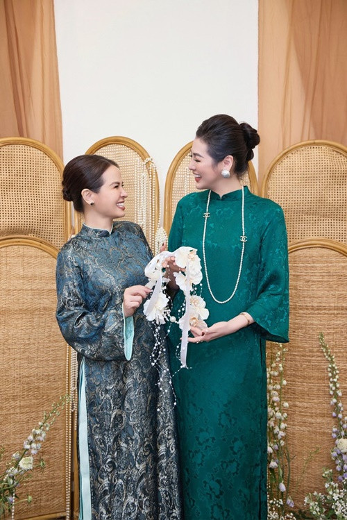 Tú Anh khoe loạt ảnh diện áo dài cùng mẹ ruột.