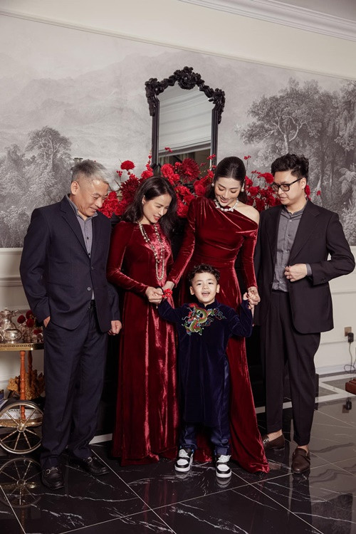 Bố mẹ là hậu phương vững chắc của Tú Anh khi cô bước chân vào làng giải trí. Bà Khuê Tú từng chia sẻ trên Dân Việt về việc làm quản lý cho Tú Anh: "Tôi thực sự không muốn vì cuốn theo công việc mà Tú Anh bỏ lỡ những ngày tháng thanh xuân đẹp nhất của cuộc đời mình".