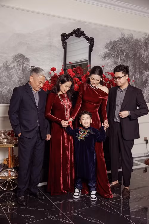 Bố mẹ là hậu phương vững chắc của Tú Anh khi cô bước chân vào làng giải trí. Bà Khuê Tú từng chia sẻ trên Dân Việt về việc làm quản lý cho Tú Anh: "Tôi thực sự không muốn vì cuốn theo công việc mà Tú Anh bỏ lỡ những ngày tháng thanh xuân đẹp nhất của cuộc đời mình".