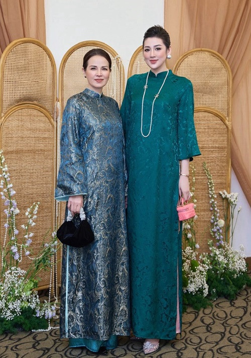 Trên trang cá nhân, Á hậu Tú Anh (phải) vừa viết về mẹ ruột: "Có con rồi mới hiểu lòng cha mẹ....Từ ngày có hai em, mình thấm thía câu nói này hơn bao giờ hết nên càng thương bố mẹ nhiều hơn. Một ngày của mẹ sẽ chẳng bao giờ là đủ vì những hy sinh lớn lao mà mẹ dành cho mình, đến giờ là dành cho Kem và Mochi nữa. Mong sao mẹ ngoại sẽ luôn nhiều sức khỏe để đồng hành cùng con và hai em trên những chặng đường tương lai, mẹ ngoại nhé".