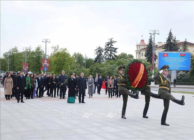  Tổng Bí thư Tô Lâm và Phu nhân cùng Đoàn đại biểu cấp cao Việt Nam đến đặt hoa tại Tượng đài Chiến thắng ở thủ đô Minsk. Ảnh: Thống Nhất/TTXVN