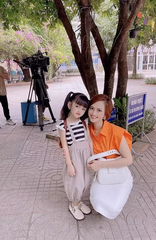 Cô nhóc đáng yêu trên phim trường Đấu trí. Ảnh: Thể Thao Văn Hóa.