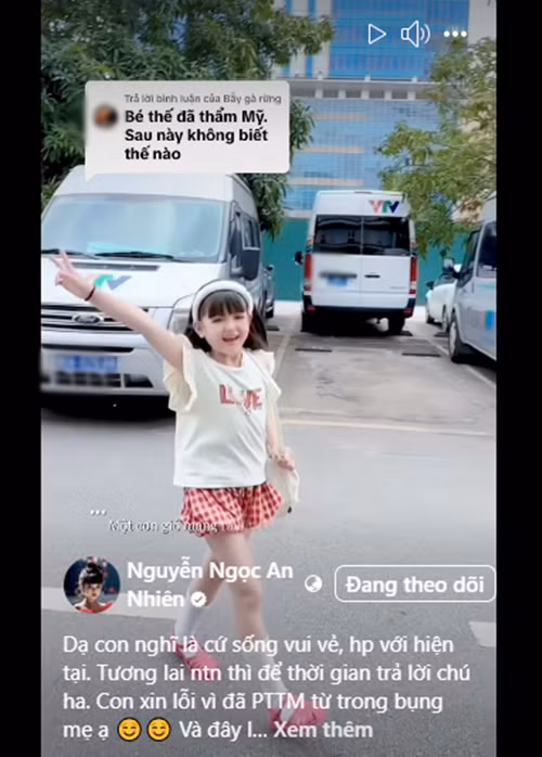 Phía diễn viên nhí Cherry An Nhiên vừa đăng tải clip cô nhóc để mặt mộc đi khi quay phim đồng thời phủ nhận nghi vấn dao kéo. "Con xin lỗi vì đã phẫu thuật thẩm mỹ từ trong bụng mẹ ạ", phía bé Cherry An Nhiên cho biết. Ảnh: FB Cherry An Nhiên.