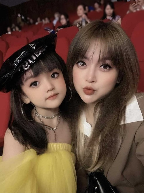 Chị Ly Ly - mẹ bé Cherry An Nhiên chia sẻ trên Em Đẹp, cô giữ tiền cát-sê của con gái để chi tiêu những thứ cần cho công việc, sinh hoạt của con và một phần được bé trích ra để làm từ thiện. Ảnh: Em Đẹp.